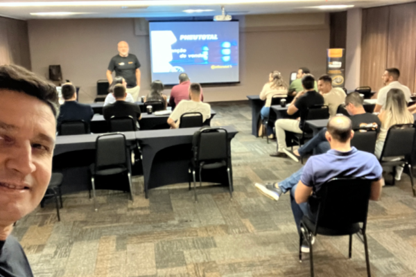 Revendedoras realizam treinamento para as vendas do UltraContact